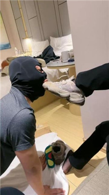 图片[11]_【Jenn】情侣主亲热羞辱绿帽-舔鞋底/踩踏/黑丝脚插嘴_HD绳艺资源