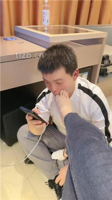 【魅儿】超臭原味白袜裸足捂脸_HD绳艺资源