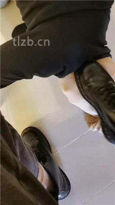 图片[9]_【Welldoer】头顶鞋子/长靴白袜各种踩踏/清理脏鞋底_HD绳艺资源