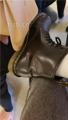 图片[11]_【Welldoer】头顶鞋子/长靴白袜各种踩踏/清理脏鞋底_HD绳艺资源