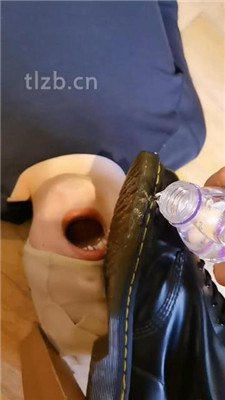 图片[13]_【Welldoer】头顶鞋子/长靴白袜各种踩踏/清理脏鞋底_HD绳艺资源