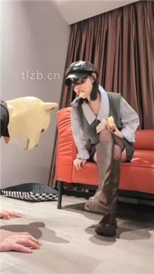 【娜娜米】舔脏靴子玉足/脚踩喂食【完整版】_HD绳艺资源