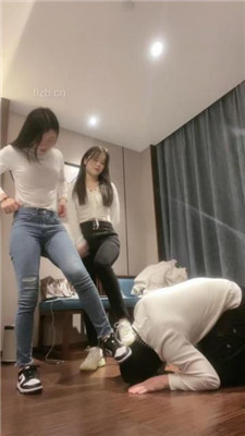 【漫漫】姐妹花S虐-转胯狗爬/跪舔臭脚/2踩踏/狂吸臭白袜_HD绳艺资源