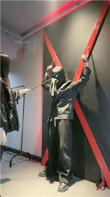 【黑兔】严刑逼供教训犯人-舔脏老爹鞋/吊绑虐打/狗链遛狗_HD绳艺资源