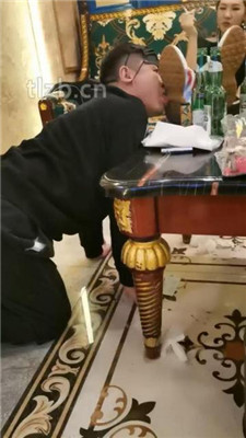 【文文文】KTV开发双素人-舔脏鞋底/踢踹/碾压狗头/闻棉袜踩踏_HD绳艺资源