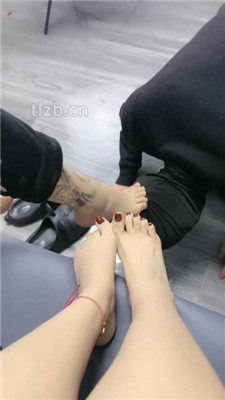 【鱼糯糯】双S-近距离裸足恋足狂舔【双视角版】_HD绳艺资源