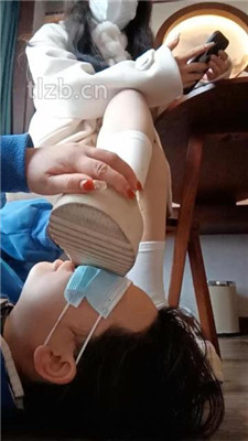 【爱可呀】母畜-舔脏鞋底臭白袜/全体重踩_HD绳艺资源