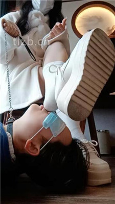 图片[2]_【爱可呀】母畜-舔脏鞋底臭白袜/全体重踩_HD绳艺资源