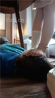 图片[9]_【爱可呀】母畜-舔脏鞋底臭白袜/全体重踩_HD绳艺资源