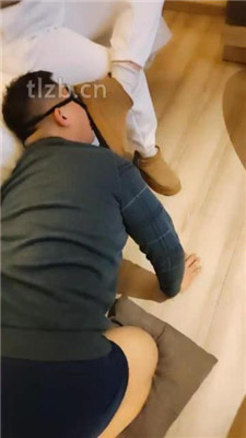 【情侣念主】胯下辱/揪耳朵/雪地靴白袜跪舔_HD绳艺资源