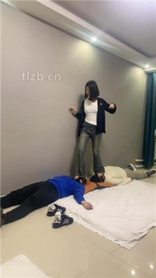 图片[9]_【精神小妹】7绳艺导师调双奴-轮流全体重跳踩【双视角版】_HD绳艺资源