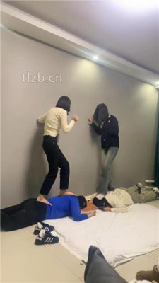 图片[14]_【精神小妹】7绳艺导师调双奴-轮流全体重跳踩【双视角版】_HD绳艺资源