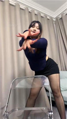 【狗哥】黑丝脚踩绿帽狗-对着绿帽狗跳舞诱惑_HD绳艺资源