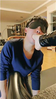 图片[15]_【诗琪】舔长靴闻白袜/踩踏/喂圣水_HD绳艺资源