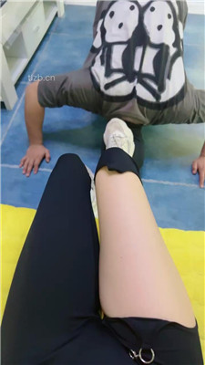 【骨精精】运动鞋白袜踩踏喂食/气味辱_HD绳艺资源