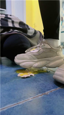 图片[6]_【骨精精】运动鞋白袜踩踏喂食/气味辱_HD绳艺资源