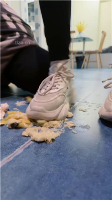 图片[8]_【骨精精】运动鞋白袜踩踏喂食/气味辱_HD绳艺资源