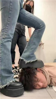 【草莓奶昔】双S牛仔胯下羞辱/连环耳光踩踏深喉【双视角版】_HD绳艺资源