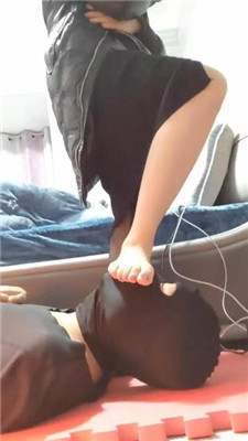 图片[6]_【紫钰大人】黑丝网袜脚踩脚垫_HD绳艺资源