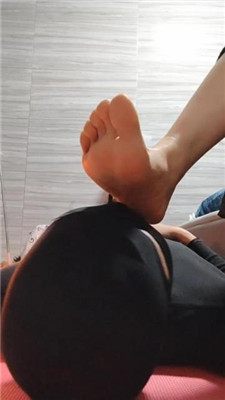 图片[7]_【紫钰大人】黑丝网袜脚踩脚垫_HD绳艺资源