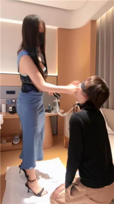 【小x大王】高跟凉鞋踩狗/训练/掐脖窒息/脚插嘴_HD绳艺资源