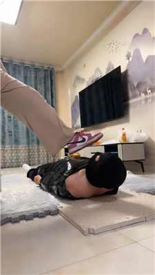 【精神小妹】双S-胶带全包木乃伊狗-踩踏喂食【完整版】_HD绳艺资源