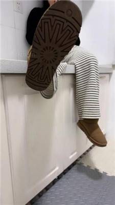 【精神小妹】雪地靴全体重踩脚垫狗_HD绳艺资源