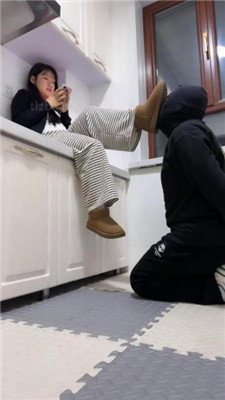 图片[2]_【精神小妹】雪地靴全体重踩脚垫狗_HD绳艺资源