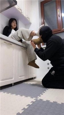 图片[5]_【精神小妹】雪地靴全体重踩脚垫狗_HD绳艺资源