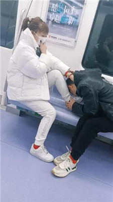 【乐爷】地铁上小白鞋棉袜玩狗_HD绳艺资源