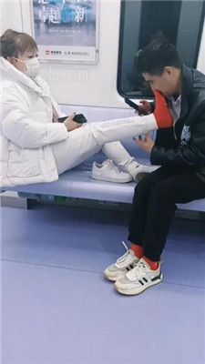 图片[3]_【乐爷】地铁上小白鞋棉袜玩狗_HD绳艺资源