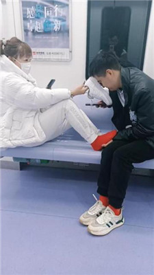 图片[4]_【乐爷】地铁上小白鞋棉袜玩狗_HD绳艺资源