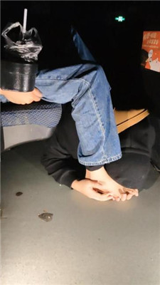 【樱樱】空姐S电影院羞辱玩虐脚下奴【二】_HD绳艺资源