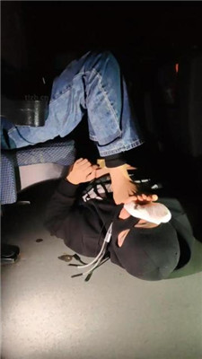 【樱樱】空姐S电影院羞辱玩虐脚下奴【四】_HD绳艺资源