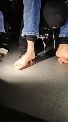 【樱樱】空姐S电影院羞辱玩虐脚下奴【三】_HD绳艺资源