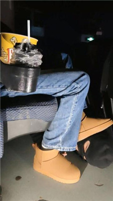 【樱樱】空姐S电影院羞辱玩虐脚下奴【一】_HD绳艺资源