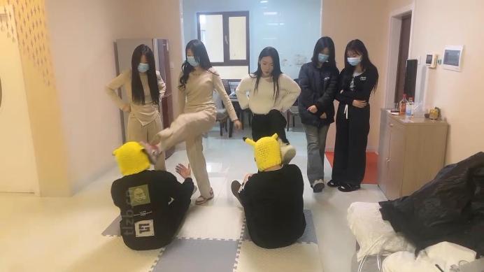 【精神小妹】5S真实欺凌虐双奴-群踩群踹/耳光_HD绳艺资源