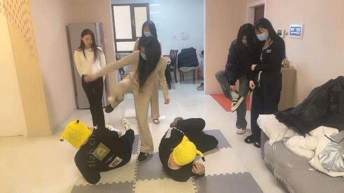 图片[2]_【精神小妹】5S真实欺凌虐双奴-群踩群踹/耳光_HD绳艺资源