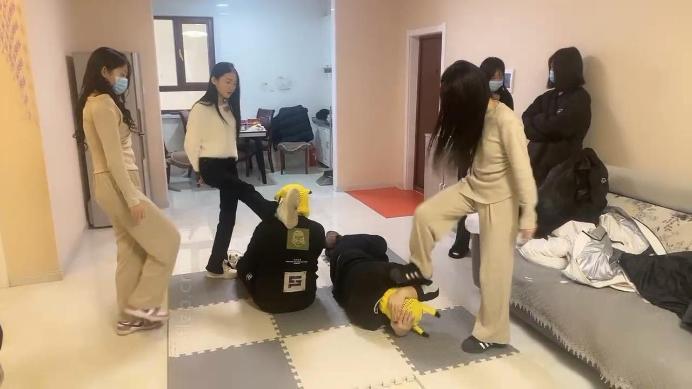 图片[3]_【精神小妹】5S真实欺凌虐双奴-群踩群踹/耳光_HD绳艺资源