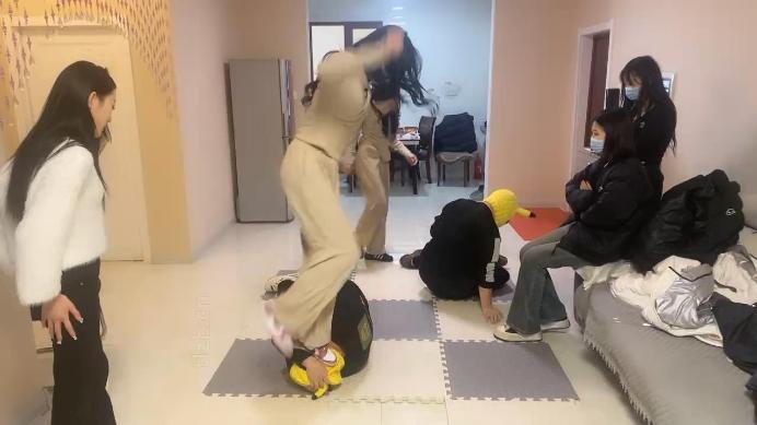 图片[4]_【精神小妹】5S真实欺凌虐双奴-群踩群踹/耳光_HD绳艺资源