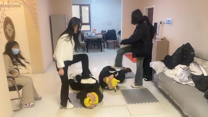 图片[5]_【精神小妹】5S真实欺凌虐双奴-群踩群踹/耳光_HD绳艺资源