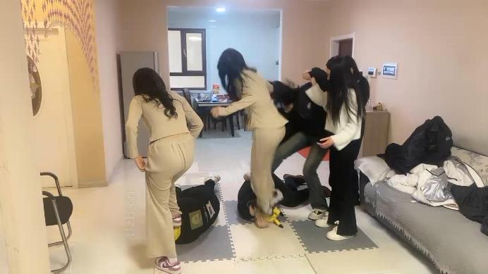 图片[7]_【精神小妹】5S真实欺凌虐双奴-群踩群踹/耳光_HD绳艺资源