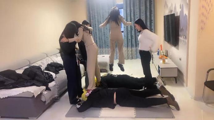 图片[17]_【精神小妹】5S真实欺凌虐双奴-群踩群踹/耳光_HD绳艺资源