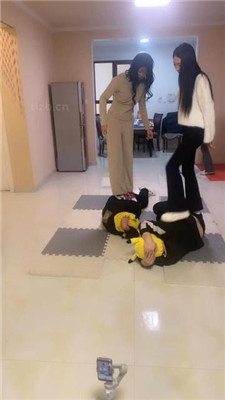 图片[18]_【精神小妹】5S真实欺凌虐双奴-群踩群踹/耳光_HD绳艺资源