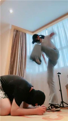 图片[2]_【美娜格格】超高难度挑战-运动后脏鞋原味白袜虐打_HD绳艺资源