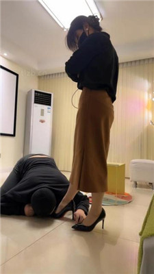 图片[5]_【辣姐】下班后老板给女下属清理脏鞋_HD绳艺资源