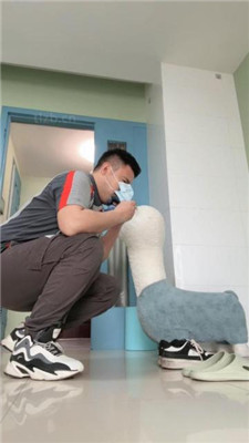 【朱砂痣】快递员偷闻臭鞋发现被暴揍_HD绳艺资源