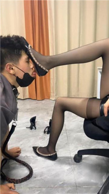 图片[13]_黑丝脚踩/训练/清理鞋底/洗脚水窒息/喂食_HD绳艺资源