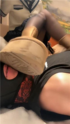 图片[2]_【玥野兔】黑丝jk双脚踩脸窒息/高难度挑战UGG狗舌刷/吐口水/脚耳光_HD绳艺资源