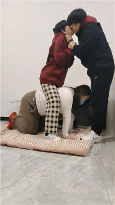 【樱樱】情侣主-让闺蜜下跪伺候-转胯骑马【一】_HD绳艺资源